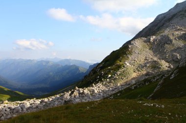 mavi gökyüzü, doğal peyzaj fotoğraf ile sevimli dağ yamacı
