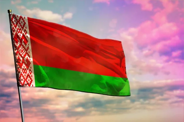 飘扬的白俄罗斯国旗在五颜六色多云的天空背景 白俄罗斯繁荣的概念 — 图库照片