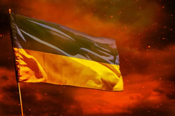 Flameando Bandera Ucrania Cielo Rojo Carmesí Con Fondo Pilares Humo — Foto de Stock