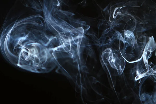 かなり流れる光る青黒の背景上の煙 — ストック写真