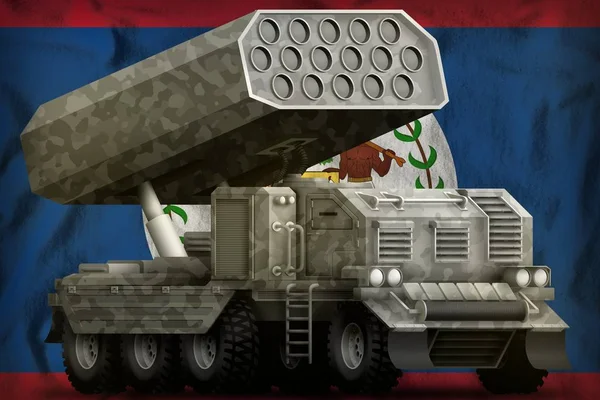 火箭火炮 导弹发射器与灰色伪装在伯利兹旗子背景 — 图库照片
