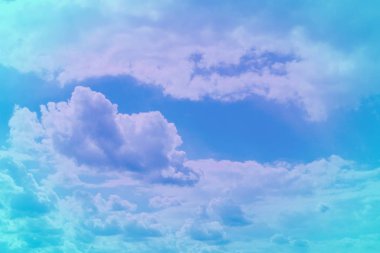 Harika parlak kümülüs bulutlar gökyüzünde tasarım arka plan olarak kullanmak için.