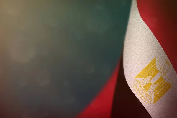 Ägyptische Flagge zu Ehren des Veteranen- oder Gedenktages. Ruhm für die ägyptischen Kriegshelden auf hellblauem, dunklem Samtgrund. — Stockfoto