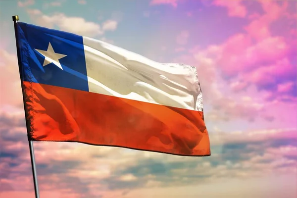 Flambant drapeau du Chili sur fond nuageux ciel coloré. Concept de prospérité . — Photo