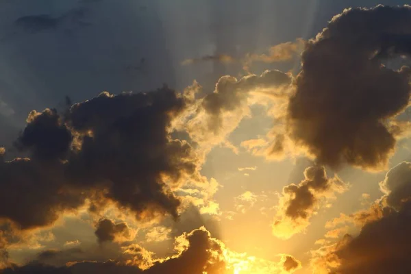 Maravilhoso tonificado por do sol ou nuvens de nascer do sol no céu para usar em design como fundo . — Fotografia de Stock