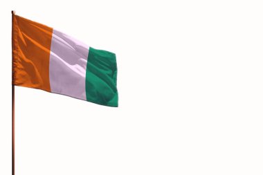 Beyaz arka planda, içeriğiniz için alanla mockup Cote d Maffe izole bayrak çırpınan.