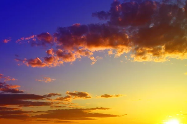 Όμορφο γυμνασμένο ηλιοβασίλεμα ή Ανατολή του ηλίου σύννεφα στον ουρανό, για χρήση στο σχεδιασμό ως φόντο. — Φωτογραφία Αρχείου