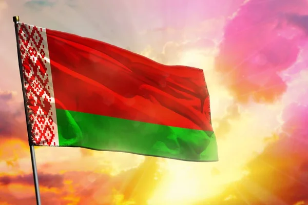 Flambant drapeau de la Biélorussie sur beau coucher de soleil coloré ou le lever du soleil. Concept de réussite . — Photo