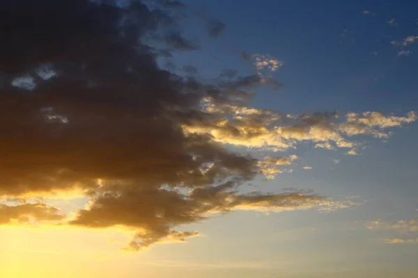 Καταπληκτικό λαμπερό ηλιοβασίλεμα ή sunrise σύννεφα για χρήση στο σχεδιασμό ως φόντο. — Φωτογραφία Αρχείου