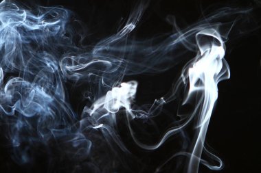 şaşırtıcı akan ışık parlak duman ağır siyah arka plan üzerine.