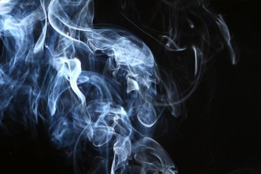 güzel soyut açık mavi siyah arka plan üzerine duman.