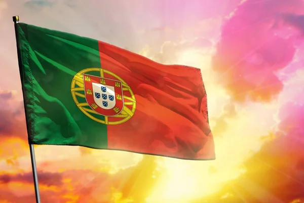 Flambant drapeau du Portugal sur beau coucher de soleil coloré ou le lever du soleil fond. Concept de réussite . — Photo