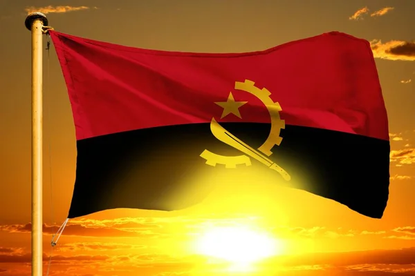 Flaga Angoli tkania na piękny pomarańczowy zachód słońca z tle chmury — Zdjęcie stockowe