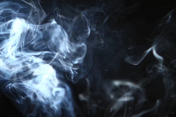 Дивовижний контрастний синій дим на темному фоні . — стокове фото