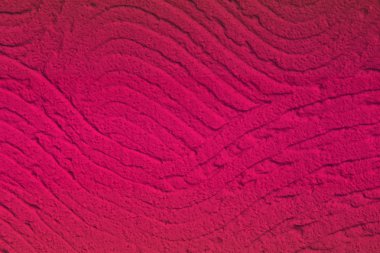 kırmızı çizgili eğri alçı duvar dokusu üzerinde - güzel soyut fotoğraf arka plan