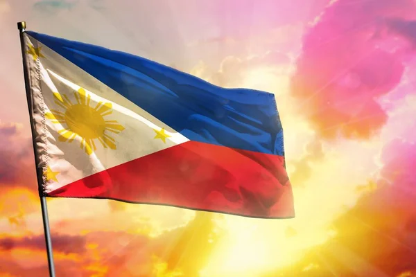 美しいカラフルな夕日や日の出背景にフィリピンの旗を舞います。成功のコンセプト. — ストック写真
