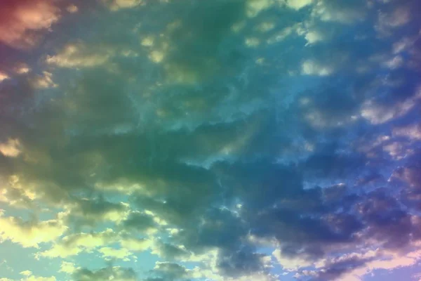 Wspaniałe kolorowe światła chmury na niebie za pomocą w projektowaniu jako tło. — Zdjęcie stockowe