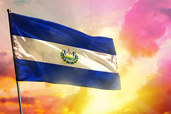 Ondeando la bandera de El Salvador sobre un hermoso y colorido fondo al atardecer o al amanecer. Concepto de éxito . —  Fotos de Stock