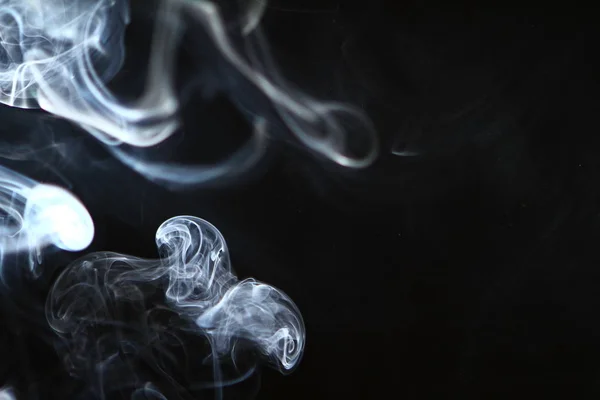 素敵な輝くブルー重い黒の背景に煙を流れる. — ストック写真