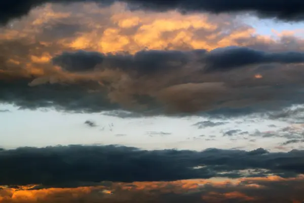 Belle nuvole pesanti vivide per l'utilizzo nel design come sfondo . — Foto Stock