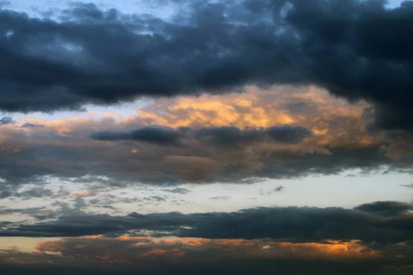 Meraviglioso sole luminoso cielo nuvoloso colorato per l'utilizzo nel design come sfondo . — Foto Stock