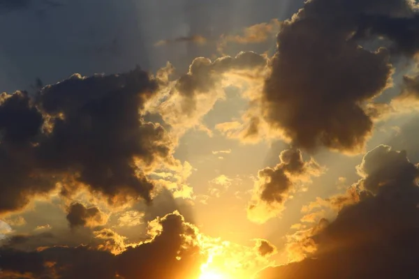 Schöne bunte Sonnenuntergang oder Sonnenaufgang Wolken am Himmel für die Verwendung in Design als Hintergrund. — Stockfoto