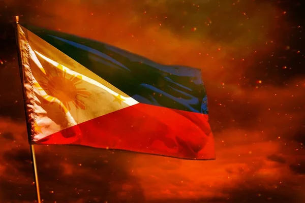 Drapeau des Philippines flottant sur un ciel rouge cramoisi avec un fond de piliers de fumée. Concept de troubles . — Photo