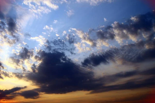 Bonito colorido com raios de sol nuvens no céu para usar em design como fundo . — Fotografia de Stock