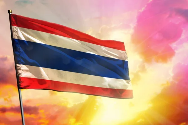 Fladderen Thailand vlag op mooie kleurrijke zonsondergang of zonsopgang achtergrond. Succesconcept. — Stockfoto