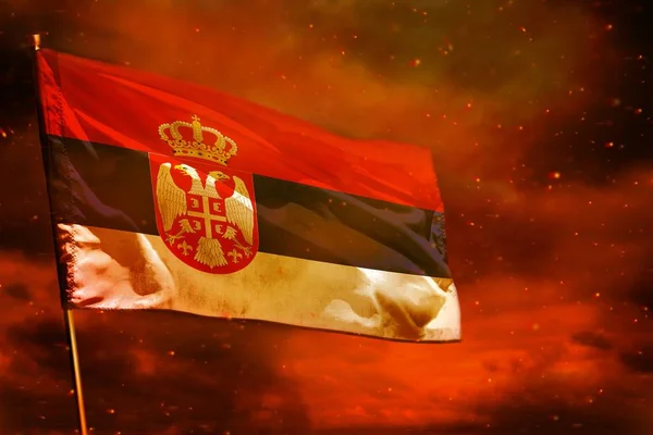 Duman sütunları arka plan ile kızıl kırmızı gökyüzünde fluttering Sırbistan bayrağı. Sorunlar kavramı. — Stok fotoğraf