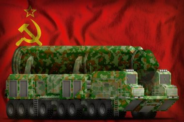 Sovyetler Birliği (sssr, SSCB) Ulusal bayrağı arka planda yeşil kamuflaj ile kıtalararası balistik füze. 9 Mayıs, zafer günü konsepti. 3D Illustration