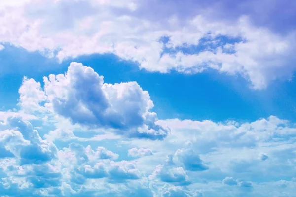 Herrlich lebendige Kumuluswolken zur Verwendung im Design als Hintergrund. — Stockfoto