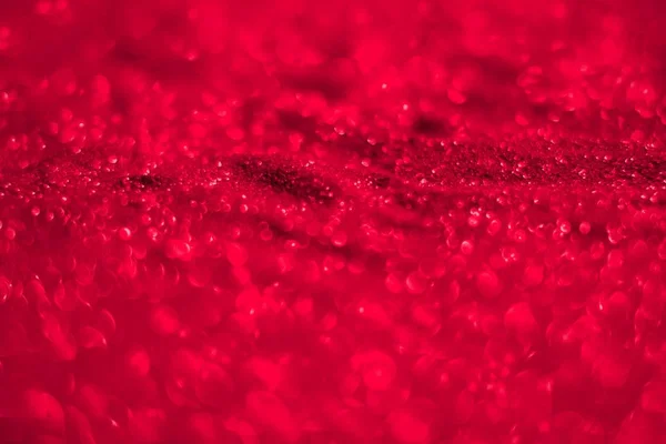 반짝이로 만든 빨간색 밝은 메타 모래 - 보케 질감 축제 개념 - 귀여운 추상 사진 배경 — 스톡 사진