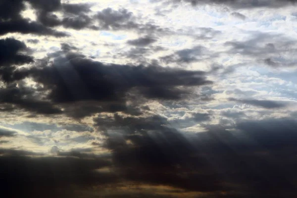 Εκπληκτικό φωτεινό με σύννεφα ακτίνες του ήλιου για τη χρήση στο σχεδιασμό ως φόντο. — Φωτογραφία Αρχείου