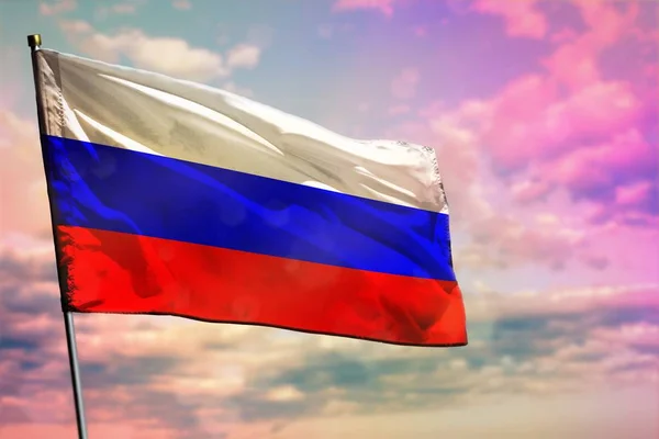 Flambant drapeau de la Russie sur fond nuageux ciel coloré. Concept de prospérité . — Photo