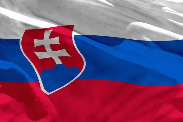 En agitant le drapeau slovaque pour l'utiliser comme texture ou arrière-plan, le drapeau flotte sur le vent — Photo