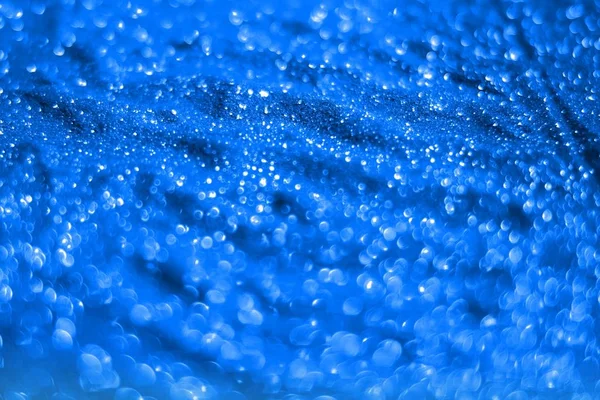 Blauer glänzender messingfarbener Sand aus Glitzern - feierliches Konzept mit Bokeh-Textur - fantastischer abstrakter Fotohintergrund — Stockfoto