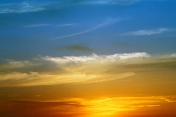 Υπέροχο ήπιο ηλιοβασίλεμα ή Ανατολή σύννεφα στον ουρανό για τη χρήση στο σχεδιασμό ως φόντο. — Φωτογραφία Αρχείου