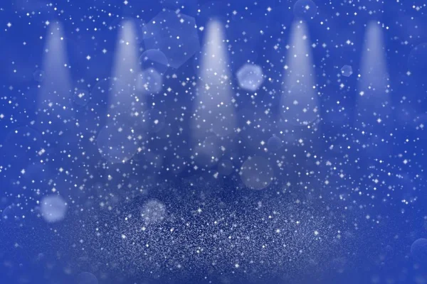 Azul muito brilhante brilho luzes desfocado palco holofotes bokeh fundo abstrato com faíscas voar, festal textura mockup com espaço em branco para o seu conteúdo — Fotografia de Stock