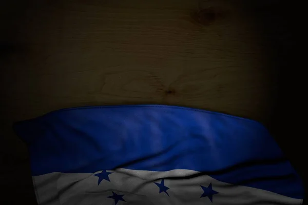 Maravilhosa imagem escura da bandeira de Honduras com grandes dobras em madeira escura com lugar vazio para o conteúdo - qualquer ocasião bandeira ilustração 3d — Fotografia de Stock