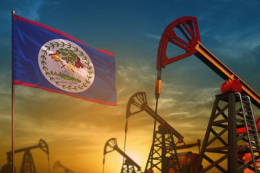 Belize petrol endüstrisi konsepti. Endüstriyel illüstrasyon - Mavi ve sarı günbatımı gökyüzü arka plan karşı Belize bayrak ve yağ kuyuları - 3d illüstrasyon