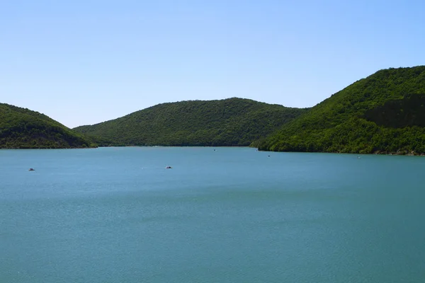 Yaz aylarında mavi göl suyunda küçük dalgalar — Stok fotoğraf