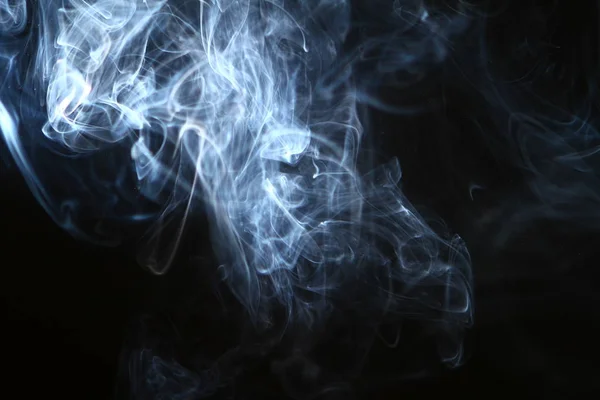 Дивовижний контрастний синій дим на важкому чорному тлі . — стокове фото