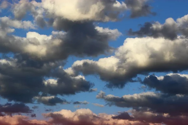 Schöne helle, weiche Wolken am Himmel zur Verwendung im Design als Hintergrund. — Stockfoto