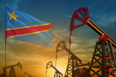 Demokratik Kongo Cumhuriyeti petrol endüstrisi kavramı. Endüstriyel illüstrasyon - Demokratik Kongo Cumhuriyeti bayrağı ve petrol kuyuları karşı mavi ve sarı günbatımı gökyüzü arka plan - 3d illüstrasyon