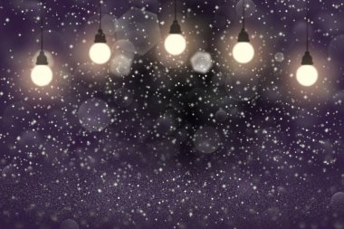 mor harika parlak glitter ışıkları kıvılcım sinek ile ışık ampulleri bokeh soyut arka plan defokus, içeriğiniz için boş alan ile festal mockup doku