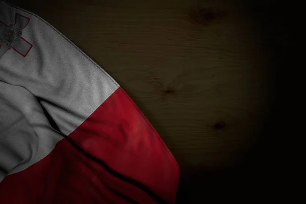 Schöne dunkle Foto von Malta Flagge mit großen Falten auf dunklem Holz mit freiem Platz für Ihren Inhalt - jede Urlaubsfahne 3D-Illustration — Stockfoto