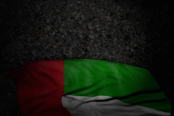 阿联酋国旗的相当黑暗的图片与黑色沥青上的大折面与空白空间的内容 - 任何盛宴国旗3D插图 — 图库照片