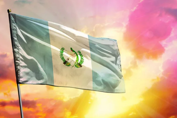 Flambant drapeau du Guatemala sur beau coucher de soleil coloré ou le lever du soleil fond. Concept de réussite . — Photo