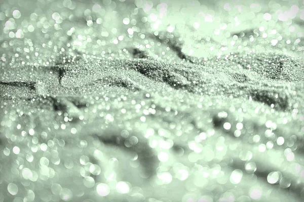 반짝이로 만든 녹색 그린 황동 모래 - 보케 질감 축하 개념 - 환상적인 추상 사진 배경 — 스톡 사진